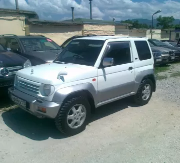 Купить Mitsubishi Pajero Junior 1100 см3 АКПП (80 л.с.) Бензин инжектор в Новороссийск: цвет белый Внедорожник 1998 года по цене 250000 рублей, объявление №1373 на сайте Авторынок23