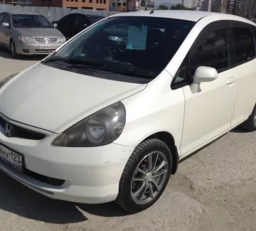 Купить Honda Fit 1300 см3 АКПП (86 л.с.) Бензин инжектор в Новороссийск: цвет белый Хетчбэк 2002 года по цене 210000 рублей, объявление №1696 на сайте Авторынок23