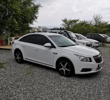 Купить Chevrolet Cruze 1600 см3 МКПП (109 л.с.) Бензин карбюратор в Сочи: цвет Белый Седан 2012 года по цене 479999 рублей, объявление №18170 на сайте Авторынок23 Купить Chevrolet Cruze 1600 см3 МКПП (109 л.с.) Бензин карбюратор в Сочи: цвет Белый Седан 2012 года по цене 479999 рублей, объявление №18170 на сайте Авторынок23