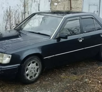 Купить Mercedes-Benz E 260 '1989 МКПП (2598/160 л.с.) Бензин инжектор Тамань цвет Черный Седан по цене 610000 рублей, объявление №27429 на сайте Авторынок23