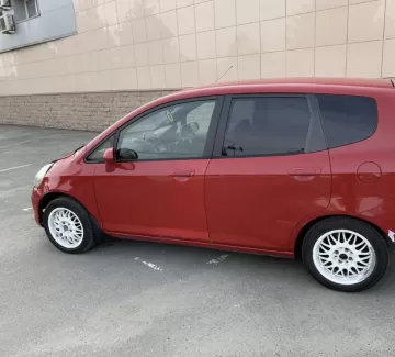 Купить Honda Fit 1300 см3 АКПП (86 л.с.) Бензин инжектор в Сочи: цвет Красный Хетчбэк 2002 года по цене 465000 рублей, объявление №19811 на сайте Авторынок23