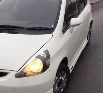 Купить Honda Fit 1300 см3 CVT (86 л.с.) Бензин инжектор в Ахтарский : цвет Белый Хетчбэк 2005 года по цене 225000 рублей, объявление №23212 на сайте Авторынок23