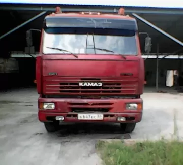 Купить Камаз 6460 1740 см3 МКПП (360 л.с.) Дизель турбонаддув в ст. Северская.: цвет вишнёвый Седельный тягач 2005 года по цене 900000 рублей, объявление №25531 на сайте Авторынок23