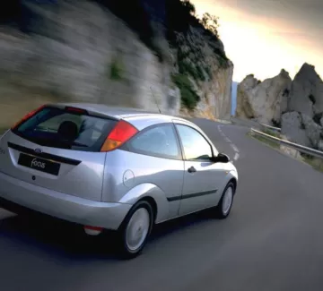 Стекло заднее с обогревом FORD FOCUS 4D HATCH BACK 2000- Краснодар Стекло заднее с обогревом FORD FOCUS 4D HATCH BACK 2000- Краснодар
