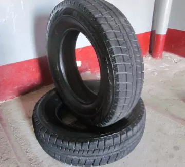 Продам 2 зимние шины Bridgestone Продам 2 зимние шины Bridgestone