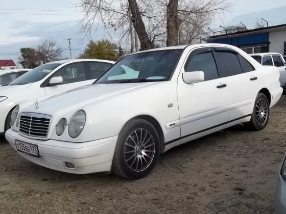 Купить Mercedes-Benz Е 240 2400 см3 АКПП (175000 л.с.) Бензин инжектор в Кропоткин: цвет белый Седан 1998 года по цене 325000 рублей, объявление №5385 на сайте Авторынок23