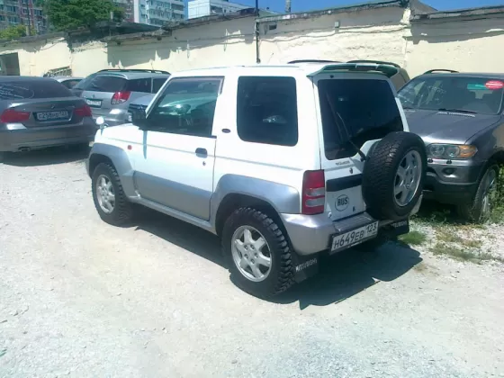 Купить Mitsubishi Pajero Junior 1100 см3 АКПП (80 л.с.) Бензин инжектор в Новороссийск: цвет белый Внедорожник 1998 года по цене 250000 рублей, объявление №1373 на сайте Авторынок23