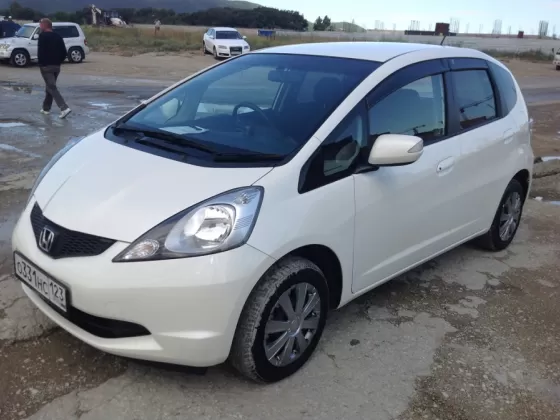 Купить Honda Fit 1400 см3 АКПП (99 л.с.) Бензин инжектор в Новороссийск: цвет белый Хетчбэк 2009 года по цене 385000 рублей, объявление №1587 на сайте Авторынок23