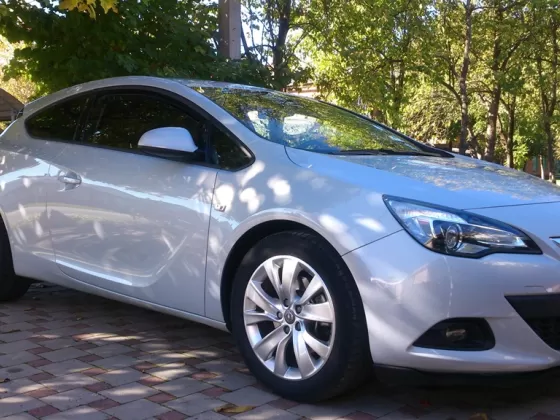 Купить Opel Astra J GTC 1400 см3 МКПП (140 л.с.) Бензин турбонаддув в Краснодар: цвет бело-голубой металлик Купе 2012 года по цене 670000 рублей, объявление №3477 на сайте Авторынок23