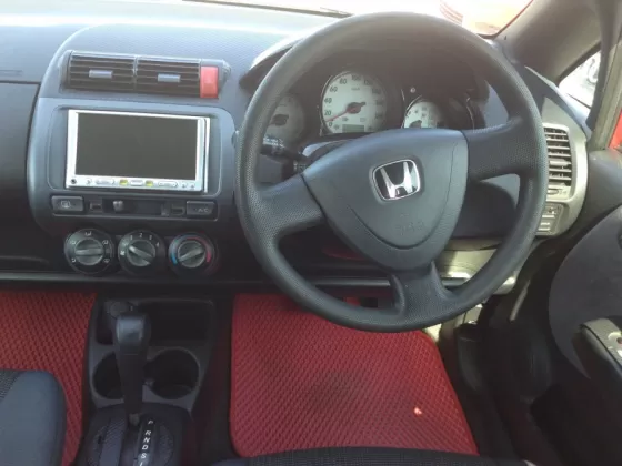 Купить Honda Fit 1300 см3 АКПП (90 л.с.) Бензин инжектор в Новороссийск: цвет красный Хетчбэк 2001 года по цене 210000 рублей, объявление №1231 на сайте Авторынок23