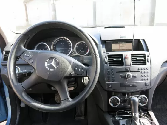 Купить Mercedes-Benz C180 1800 см3 АКПП (156 л.с.) Бензин турбонаддув в Краснодар: цвет Небесно-голубой Седан 2010 года по цене 990000 рублей, объявление №13048 на сайте Авторынок23