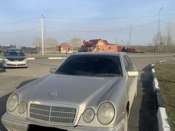 Купить Mercedes-Benz E240 2398 см3 МКПП (170 л.с.) Бензин инжектор в Анапа: цвет Серебристый Седан 1998 года по цене 420000 рублей, объявление №25691 на сайте Авторынок23