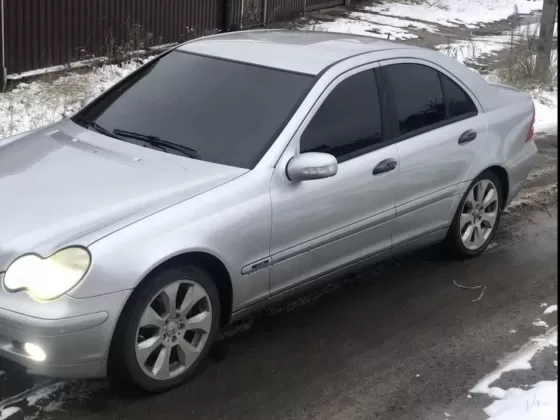 Купить Mercedes-Benz C 200 1995 см3 МКПП (163 л.с.) Бензин инжектор в Кропоткин: цвет Cеребристый Седан 2002 года по цене 650000 рублей, объявление №27200 на сайте Авторынок23