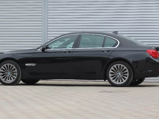 Купить BMW 750i (407Hp)хDrive 4400 см3 АКПП (407 л.с.) Бензин турбонаддув в Краснодар: цвет чёрный металлик Седан 2009 года по цене 1500000 рублей, объявление №1488 на сайте Авторынок23