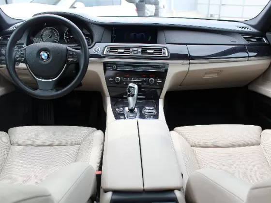 Купить BMW 750i (407Hp)хDrive 4400 см3 АКПП (407 л.с.) Бензин турбонаддув в Краснодар: цвет чёрный металлик Седан 2009 года по цене 1500000 рублей, объявление №1488 на сайте Авторынок23