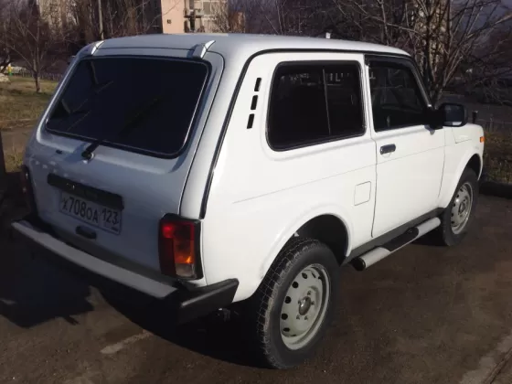 Купить ВАЗ (LADA) Нива 2121 4x4 1700 см3 МКПП (81 л.с.) Бензиновый в Новороссийск: цвет белый Внедорожник 2013 года по цене 360000 рублей, объявление №3123 на сайте Авторынок23