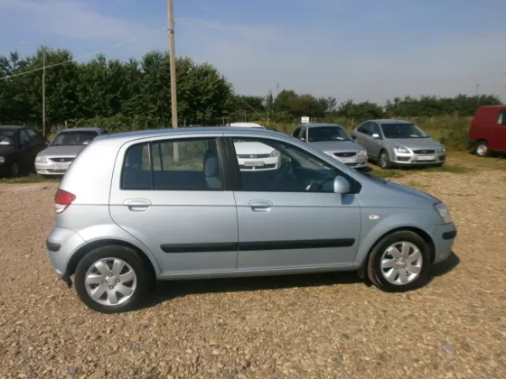 Купить Hyundai Getz 1300 см3 АКПП (82 л.с.) Бензин инжектор в Усть-Лабинск: цвет серебро Хетчбэк 2004 года по цене 265000 рублей, объявление №1496 на сайте Авторынок23