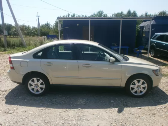 Купить Volvo S 40 2400 см3 АКПП (140 л.с.) Бензин инжектор в Усть-Лабинск: цвет Золотой Седан 2004 года по цене 420000 рублей, объявление №1714 на сайте Авторынок23