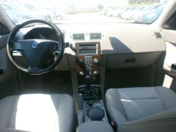 Купить Volvo S 40 2400 см3 АКПП (140 л.с.) Бензин инжектор в Усть-Лабинск: цвет Золотой Седан 2004 года по цене 420000 рублей, объявление №1714 на сайте Авторынок23
