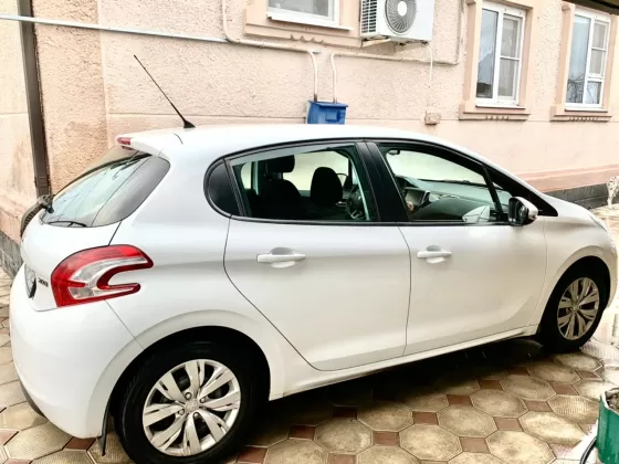 Купить Peugeot 208 '2013 МКПП (1200/82 л.с.) Бензин инжектор Краснодар цвет белый Хетчбэк по цене 450000 рублей, объявление №20884 на сайте Авторынок23