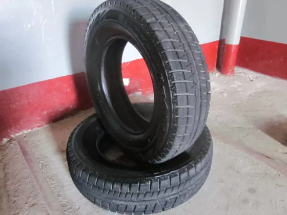 Продам 2 зимние шины Bridgestone