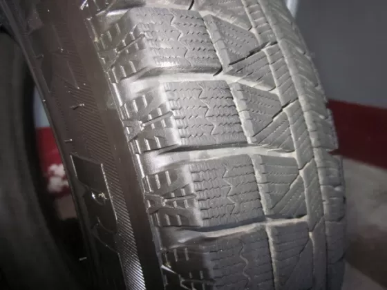 Продам 2 зимние шины Bridgestone