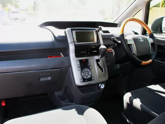 Купить Toyota NOAX 2000 см3 АКПП (158 л.с.) Бензин инжектор в Туапсе: цвет чёрный Минивэн 2010 года по цене 850000 рублей, объявление №19883 на сайте Авторынок23